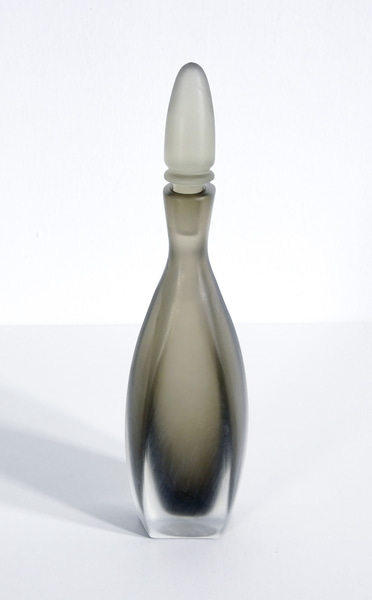 Bottiglia con tappo della serie Velati in vetro di Murano, design Paolo VENINI. Italia, 1997