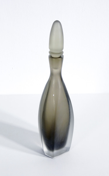 Bottiglia con tappo della serie Velati in vetro di Murano, design Paolo VENINI. Italia, 1997