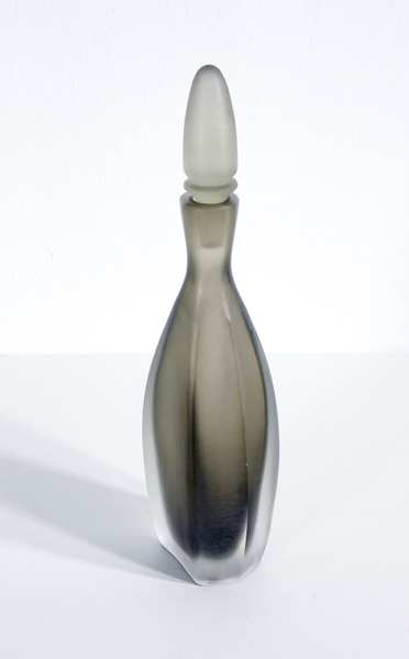 Bottiglia con tappo della serie Velati in vetro di Murano, design Paolo VENINI. Italia, 1997