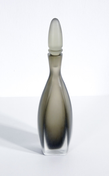 Bottiglia con tappo della serie Velati in vetro di Murano, design Paolo VENINI. Italia, 1997