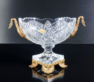 Vaso centrotavola, coppa in cristallo di Boemia e bronzo, stile neoclassico. Metà Novecento