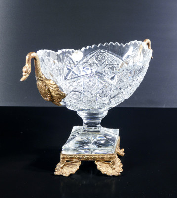 Vaso centrotavola, coppa in cristallo di Boemia e bronzo, stile neoclassico. Metà Novecento