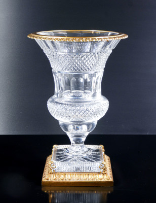 Vaso centrotavola, coppa in cristallo di Boemia e bronzo, stile neoclassico. Metà Novecento