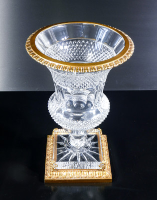 Vaso centrotavola, coppa in cristallo di Boemia e bronzo, stile neoclassico. Metà Novecento