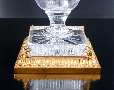 Vaso centrotavola, coppa in cristallo di Boemia e bronzo, stile neoclassico. Metà Novecento