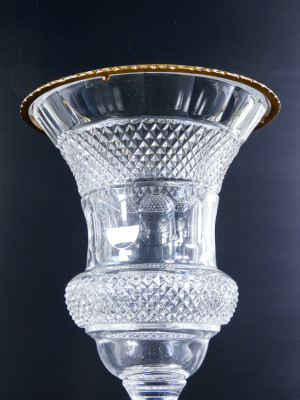 Vaso centrotavola, coppa in cristallo di Boemia e bronzo, stile neoclassico. Metà Novecento