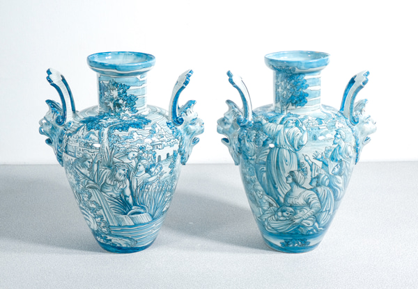 Coppia di vasi ad anfora in ceramica dipinta a mano, MOLARONI Pesaro, biansati, con maschere. Pesaro, Primo 1900