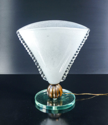 Lampada da tavolo BAROVIER con paralume in vetro soffiato bullicante e cordonato, basamento in bronzo e vetro. Italia, Anni 30