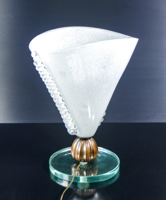 Lampada da tavolo BAROVIER con paralume in vetro soffiato bullicante e cordonato, basamento in bronzo e vetro. Italia, Anni 30