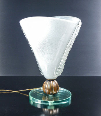Lampada da tavolo BAROVIER con paralume in vetro soffiato bullicante e cordonato, basamento in bronzo e vetro. Italia, Anni 30