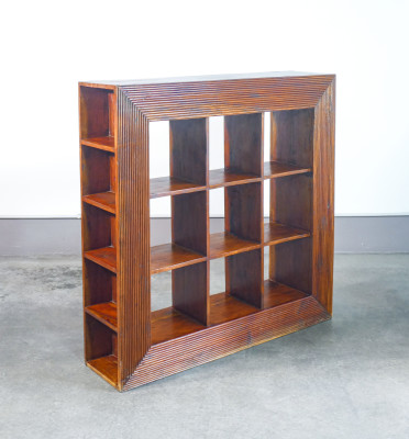 Libreria scaffale a giorno, in stile etnico, interamente in legno. Novecento