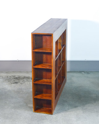 Libreria scaffale a giorno, in stile etnico, interamente in legno. Novecento