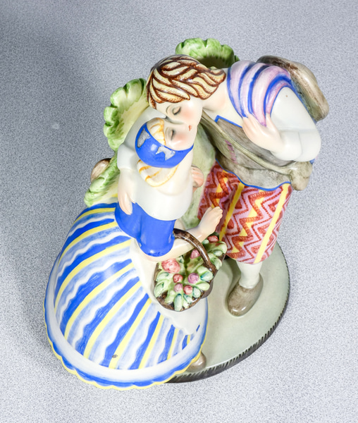 Scultura in ceramica LENCI, Primo Bacio, di Giovanni GRANDE. Torino, 1933