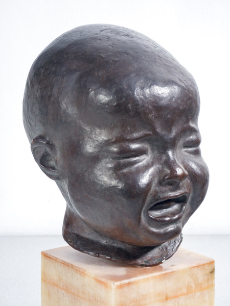 Scultura di bambino che piange in bronzo, firmata Romano ROMANELLI. Italia, Prima metà del Novecento