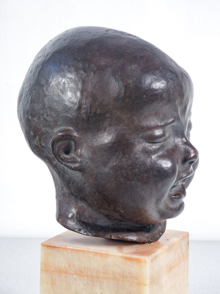 Scultura di bambino che piange in bronzo, firmata Romano ROMANELLI. Italia, Prima metà del Novecento
