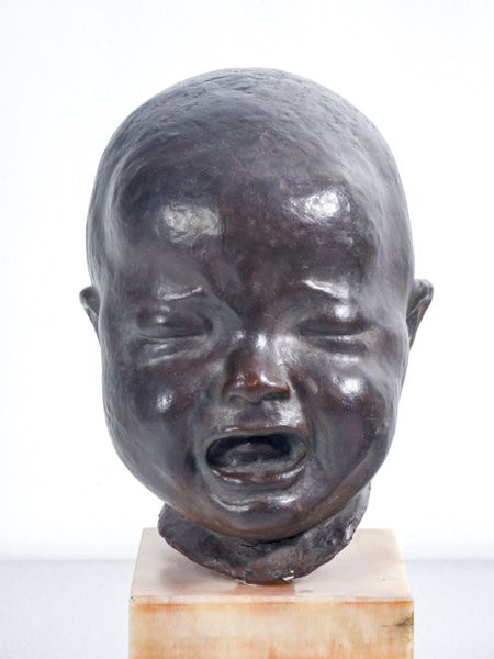 Scultura di bambino che piange in bronzo, firmata Romano ROMANELLI. Italia, Prima metà del Novecento