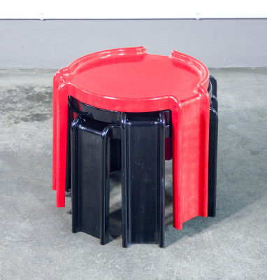 Set di tre tavolini impilabili mod. 4905 design Giotto STOPPINO per KARTELL. Regno Unito, Anni 60