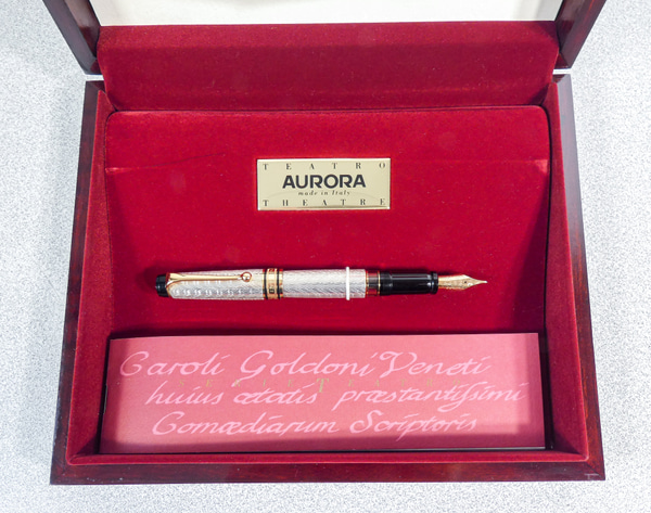 Stilografica AURORA Carlo Goldoni, argento 925, edizione limitata, esemplare n. 1347/1793. Torino, 1993