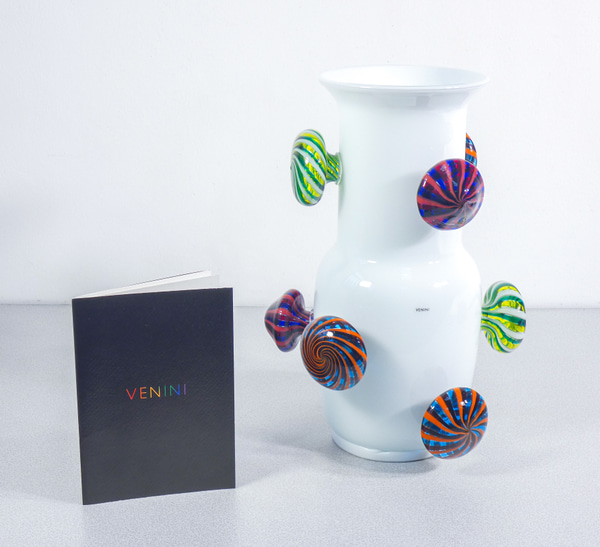 Vaso in vetro soffiato policromo Opalino Fiorito, design Alberto BIAGETTI per VENINI, numerato 1/49, con libretto originale. Italia, 2008