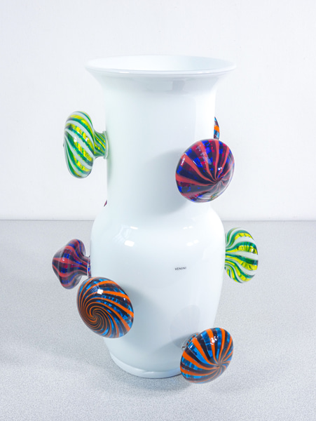 Vaso in vetro soffiato policromo Opalino Fiorito, design Alberto BIAGETTI per VENINI, numerato 1/49, con libretto originale. Italia, 2008
