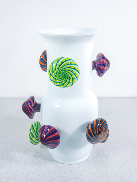 Vaso in vetro soffiato policromo Opalino Fiorito, design Alberto BIAGETTI per VENINI, numerato 1/49, con libretto originale. Italia, 2008