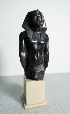 Riproduzione di antica scultura egiziana presente al museo del LOUVRE, Parigi. AMR Alva Museum Replicas. New York USA