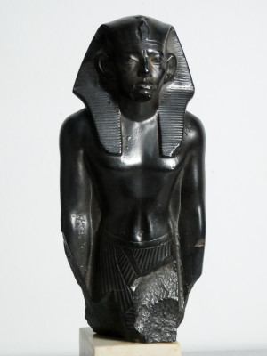 Riproduzione di antica scultura egiziana presente al museo del LOUVRE, Parigi. AMR Alva Museum Replicas. New York USA