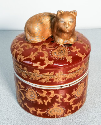 Barattolo in porcellana dipinta e dorata con gatto sul coperchio. JORDAN 1897 Tout Court. Inghilterra, Novecento