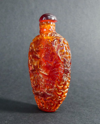 Bottiglietta da fiuto (snuff bottle) in ambra intagliata. Cina, Ottocento