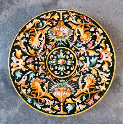 Piatto in maiolica dipinta a mano CIULLI Ceramica Artistica, cani e motivi vegetali, gambe ferine. Italia, Metà Novecento