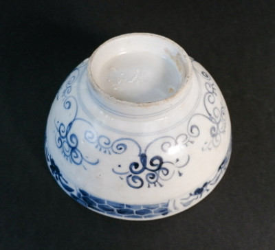Ciotola in porcellana dipinta nel tradizionale blu su bianco. Cina, probabile Dinastia Ming XVI-XVII sec.