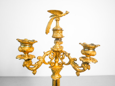 Coppia di candelieri in bronzo dorato al mercurio, a tre bracci. Francia, epoca Napoleone III