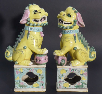 Coppia di Leoni Guardiani, Cani Foo in ceramica. Cina, Novecento