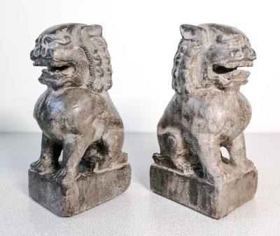 Coppia di Leoni Guardiani, Cani Foo in pietra scolpita. Cina, Ottocento