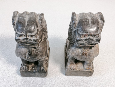 Coppia di Leoni Guardiani, Cani Foo in pietra scolpita. Cina, Ottocento