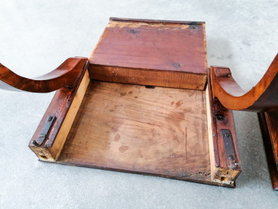 Coppia di mensoline Impero, in legno di noce e radica di noce, con cassettino. Ottocento
