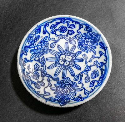 Coppia di piattini in porcellana cinese dipinta in blu su bianco. Marchio sul fondo. Cina, Secondo Ottocento