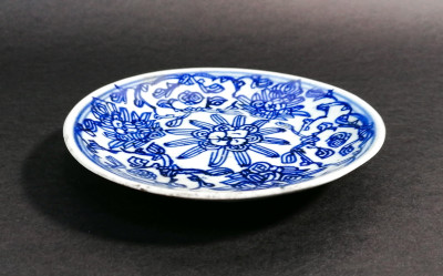 Coppia di piattini in porcellana cinese dipinta in blu su bianco. Marchio sul fondo. Cina, Secondo Ottocento
