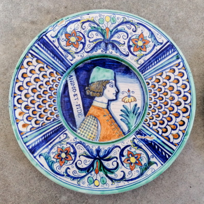 Coppia di piatti da parata DERUTA in maiolica lustra dipinti a mano. Italia, Novecento