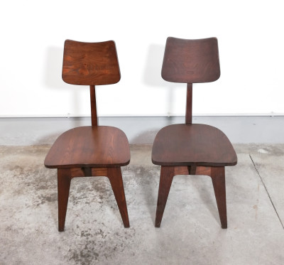 Coppia di sedie design brutalista, a tre gambe, in legno massello di castagno. Anni 50