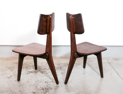Coppia di sedie design brutalista, a tre gambe, in legno massello di castagno. Anni 50