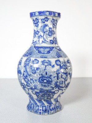 Coppia di vasi in ceramica dipinta in bianco e blu. Marchio riferibile a Meissen o Dresden. Germania, Novecento