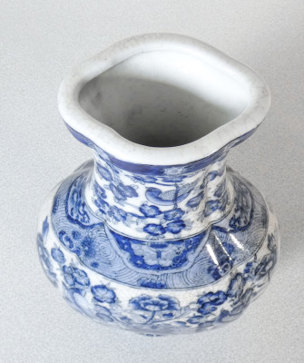 Coppia di vasi in ceramica dipinta in bianco e blu. Marchio riferibile a Meissen o Dresden. Germania, Novecento