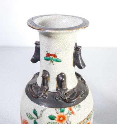 Coppia di vasi in ceramica dipinta con marchio marrone Chenghua Nian Zhi. Cina, Novecento