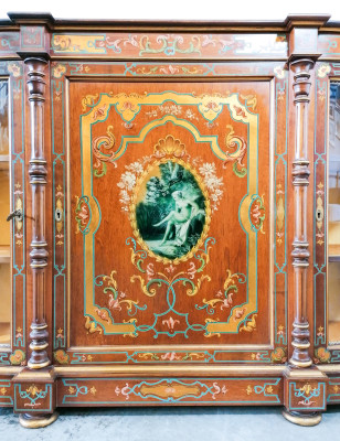 Credenza scantonata vetrinetta in stile Napoleone III riccamente dipinta, con ninfa al centro. Novecento