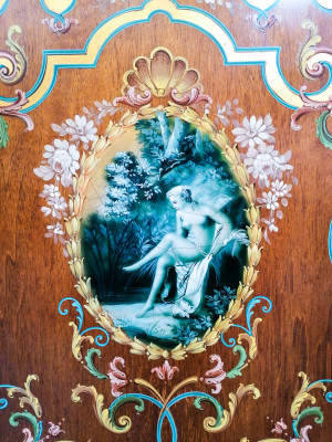 Credenza scantonata vetrinetta in stile Napoleone III riccamente dipinta, con ninfa al centro. Novecento