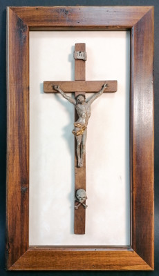Antico crocifisso in legno gessato e dipinto, presumibilmente risalente alla fine del 1500, inizio 1600. 