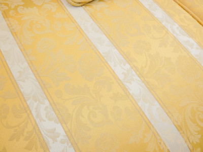 Divano a due posti di design italiano, rivestito in tessuto damascato giallo oro. Italia, Anni 60/70