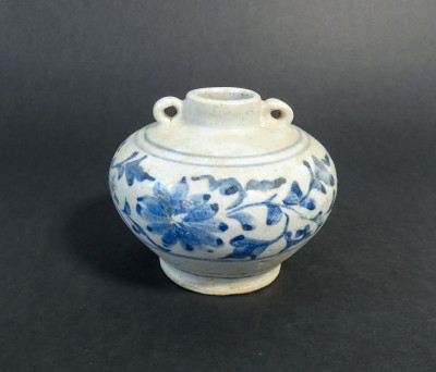 Piccola giara in ceramicadipinta nel tradizionale blu su bianco. Cina, probabile dinastia Ming XVI-XVII sec.