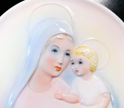 Bassorilievo in ceramica dipinta, raffigurante la Madonna con Bambino. KERAMOS di Ghigo. Torino, Anni 50